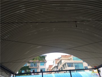 云南昭通12米跨度拱形屋顶车棚翻新工程