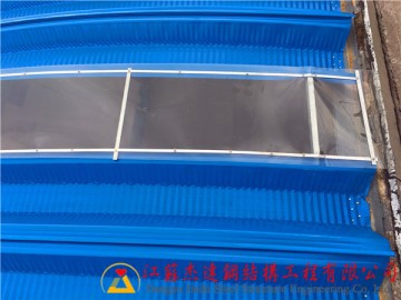 拱形屋顶上部使用PC采光板
