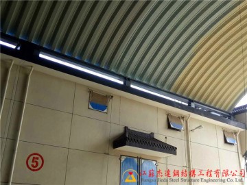 拱形屋顶彩钢板底面喷涂防腐油漆