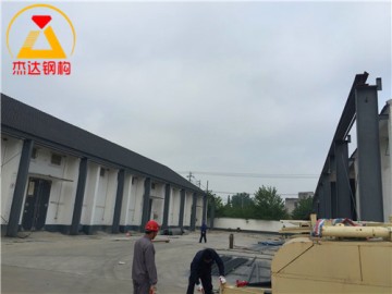 拱形屋顶下部使用门式钢结构